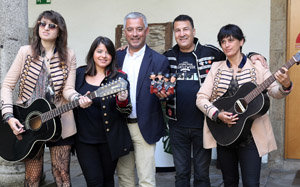 Valentín García, con los miembros de The Kunkles.