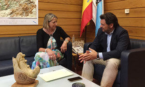 Un momento de la reunión entre el secretario xeral y la presidenta del Lar Galego de Pamplona.