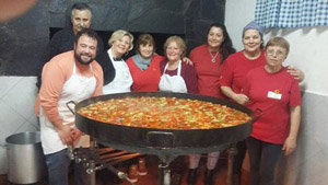 Un momento de la preparación de la paella del Centro Cultural Valenciano