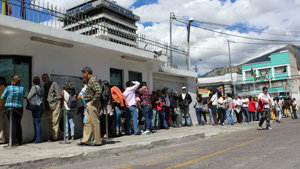 Colas que se formaron en para votar en las pasadas elecciones al CRE en Quito.