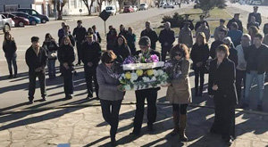 Un momento de la ofrenda floral que tuvo lugar.