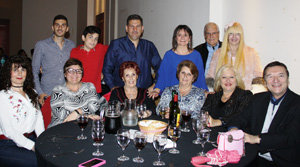 La presidenta del Centro Burgalés posa junto al presidente de la Federación de Sociedades Españolas, el presidente de ACyLE, la consejera del CRE y la presidenta del Centro Región Leonesa, entre otros invitados.