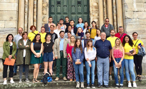 Cecilia Vázquez y Rodríguez Miranda, junto con los jóvenes participantes en el campamento de Portomarín.