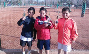 Los chicos posan con sus trofeos de ganadores.