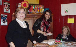 Un momento de la venta de tortas y dulces.