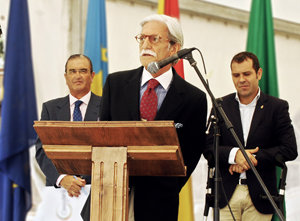 Un momento de la intervención del cónsul de Brasil, flanqueado por el cónsul de Ecuador -a la izda.– y el alcalde de Cangas de Onís.