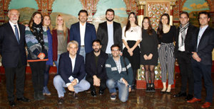 Rodríguez Miranda, López Dobarro y Mira Lema posan con los chicos beneficiarios de las becas de excelencia.