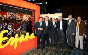 Rodríguez Miranda, José Luis Seoane, José Mira Lema, Francisco Santodomingo, Alejandro López Dobarro y Orlando Pegito, durante su visita al estand de España.
