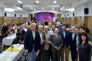 El secretario xeral posa con algunos de los asistentes a la celebración.
