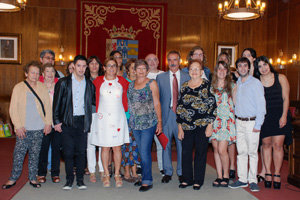 La presidenta y el responsable de Cultura de la Diputación posan con los beneficiarios de ambos programas.