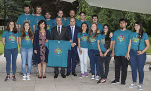 Iñigo Urkullu, Mariam Elorza y Gorka Álvarez posan con los jóvenes que participan en Gaztemundo.