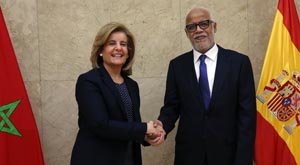 Un momento del saludo entre Fátima Bánez y Mohamed Yatim.