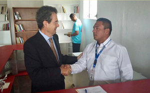 Ramón Santos y Elías Miranda, durante la donación.