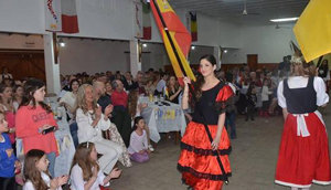 La representante de la colectiva española desfila portando la bandera de España.