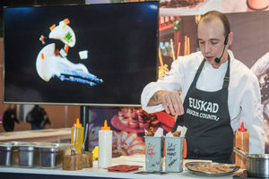 Un momento de la cocina en vivo de Edorta Lamo.