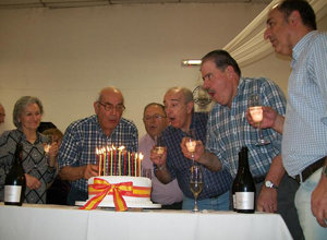 Miembros de la actual directa y los fundadores soplan las velas..