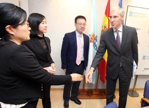 Conde saluda a algunos de los participantes en la reunión.