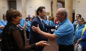 Guillermo Martínez y Begoña Serrano, con Roberto Fueyo.