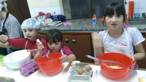Los alumnos aprendieron a hacer omelette.