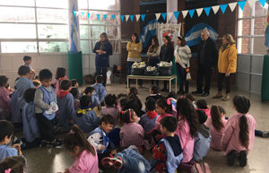 La directiva del centro entregó los regalos a los niños.