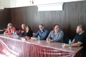 Mesa cabecera de la reunión que tuvo lugar en la sede de la Asociación Española de Comodoro Rivadavia.