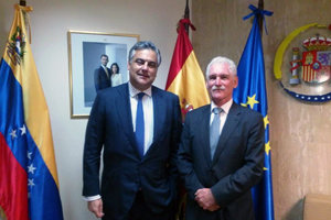 Jesús Silva, embajador de España, es recibido por el presidente de Cavespa, Eugenio González De la Vega.