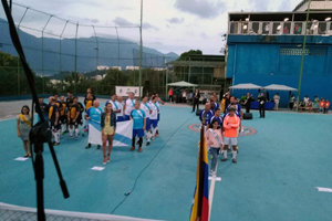 Parte de los equipos participantes junto a sus madrinas, durante el desfile.