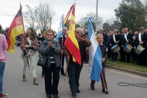 Los representantes de la Asociación Española, durante el desfile.