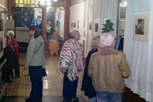Algunos visitantes, durante su recorrido por la muestra.