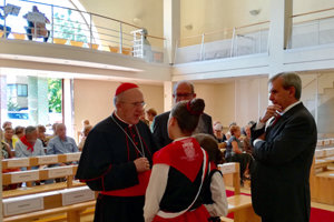 De la Sierra y el cardenal arzobispo de Madrid, Carlos Osoro, en un momento del acto celebrado en la Casa de Cantabria en la capital de España.