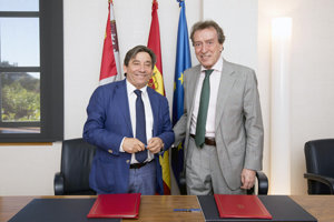 José Antonio de Santiago-Juárez –a la dcha.- y Juan Andrés Blanco, tras la firma del convenio.