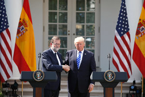 Mariano Rajoy y Donald Trump se saludan tras su encuentro.