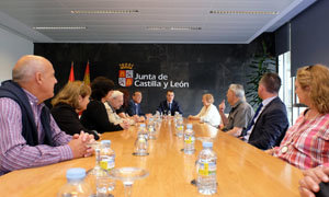 José Manuel Herrero, reunido con los beneficiarios del programa Añoranza.