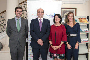 Los representantes de la Embajada y consulares posan con la directora general de Turismo, Eva Bartolomé –2ª por la derecha–.
