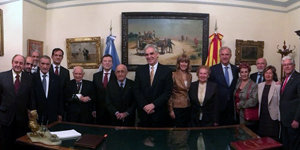 El embajador firmó el libro de oro de la institución, acompañado por un grupo de dirigentes de la Federación, el Club y de la Cámara Española de Comercio