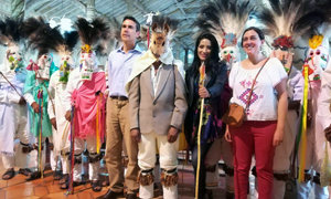 El embajador Enrique Ojeda y la ministra Wilma Alanoca, con yarituses.