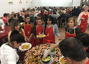Los miembros de la Subcomisión de Jóvenes fueron los encargados en servir la paella.