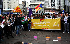 Manifestantes expresan en el Obelisco porteño su apoyo al referendo independentista catalán.