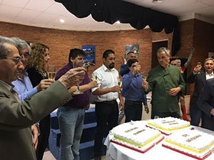 Un momento del brindis de la directiva del centro.