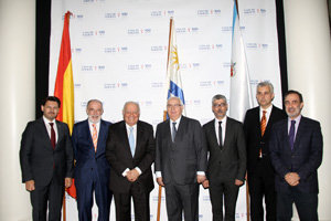 Manuel Ramos, presidente de Casa Galicia, posa junto a las autoridades que asistieron al evento por el centenario.