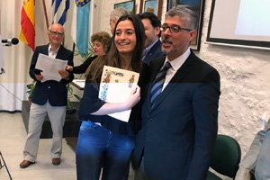 El director general de Migraciones, Ildefonso de la Campa, entrega una de las &#39;compostelas&#39;.