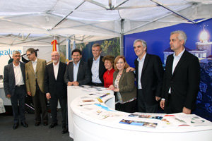 Las autoridades posan con las personas que atendían el estand de Turismo de Galicia.
