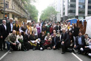 Las autoridades posan con un grupo folclórico gallego en plena Avenida de Mayo durante el evento.
