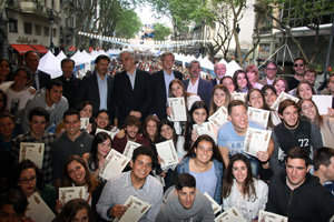 Las autoridades posan junto a los jóvenes que recibieron la ‘compostela’ en el escenario mayor.