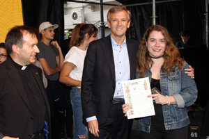 Alfonso Rueda entrega la ‘compostela’ a una joven.