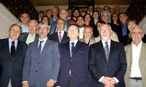 Ildefonso de la Campa y José Luis Mira posan junto a los integrantes de la Federación de Sociedades Españolas de Argentina.