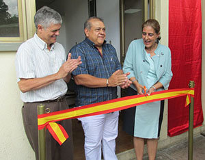 María Celsa Nuño, Roy Rengifo y Emilio López, durante el corte de cinta inaugural.