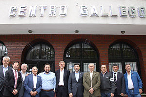 Rueda y Miranda, junto con miembros de la entidad, en la puerta del Centro Gallego de La Plata.