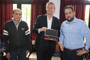 Alfonso Rueda, durante la visita al Centro Gallego.