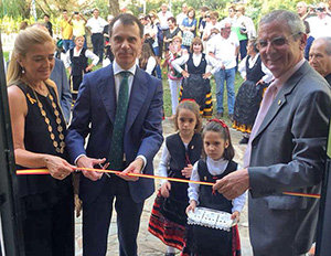 Herrero realizó el corte inaugural de la cinta.